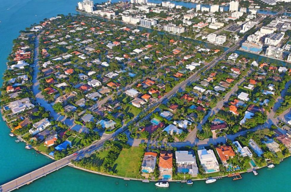las islas de bay harbor en miami beach, un lugar con excelentes oportunidades de casas frente al mar